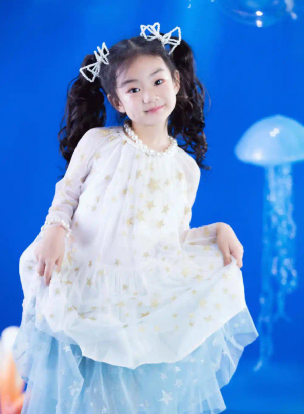 星二代來了：吳所謂和德雲社合影，周杰倫兒子一個動作看出是親生