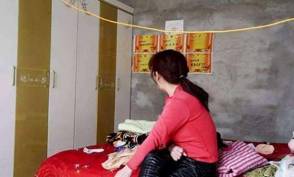 她一輩子沒有再嫁人，獨自拉扯兩個孩子，這個女人不容易