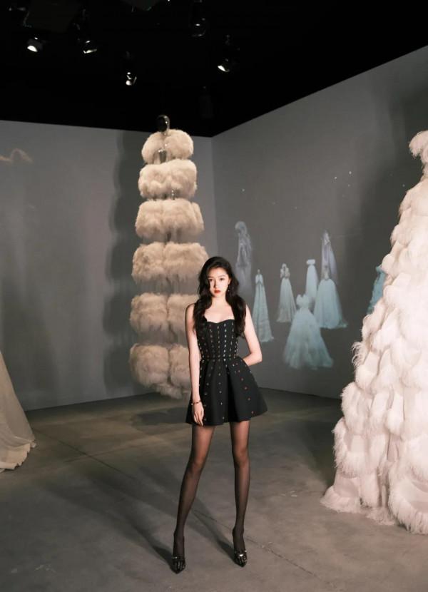 ​是我瘋了還是關曉彤真的變時髦了？