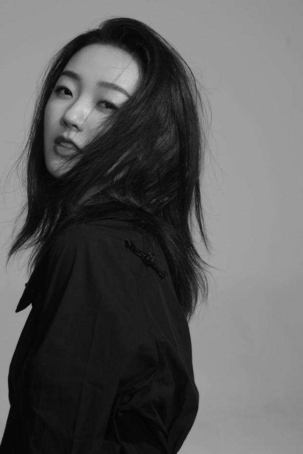 張宇檸黑白情緒感大片 高階質感展凌亂隨性美