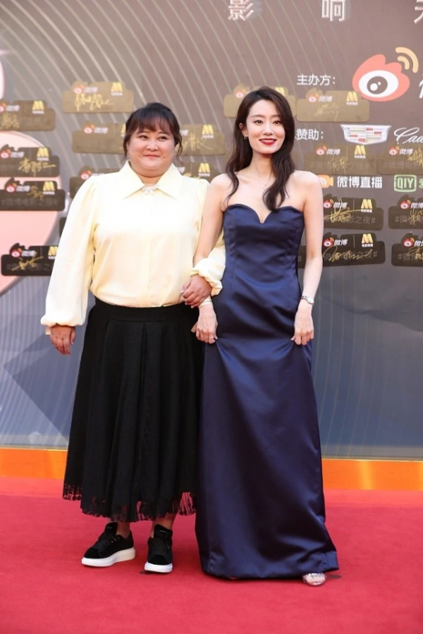 賈玲難得認真打扮一下,穿裙子走紅毯,看她擺pose畫風就變了 賈玲難得認真打扮一下,穿裙子走紅毯,看她擺pose畫風就變了