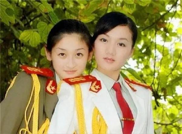 當年在閱兵儀式上“紅遍中國”的雙胞胎姐妹花，後來怎麼樣了？
