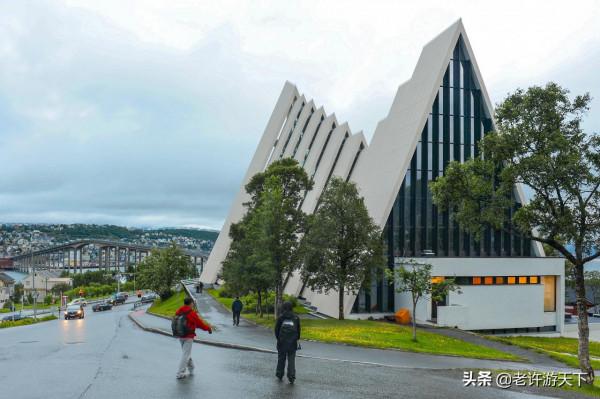 叩開北極之門,品嚐世界最北端的啤酒,觀北極大教堂的午夜音樂會 叩開北極之門,品嚐世界最北端的啤酒,觀北極大教堂的午夜音樂會