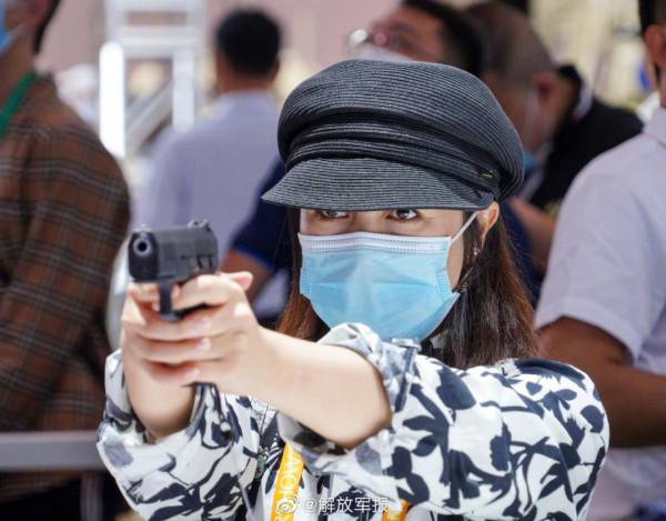 必打卡地！據槍就是這麼帥