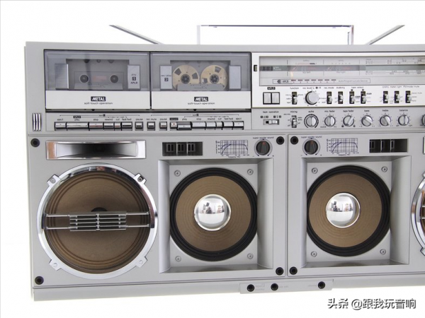 80年代夏普推出的行動式音響，4波段立體聲收音機盒式錄音機