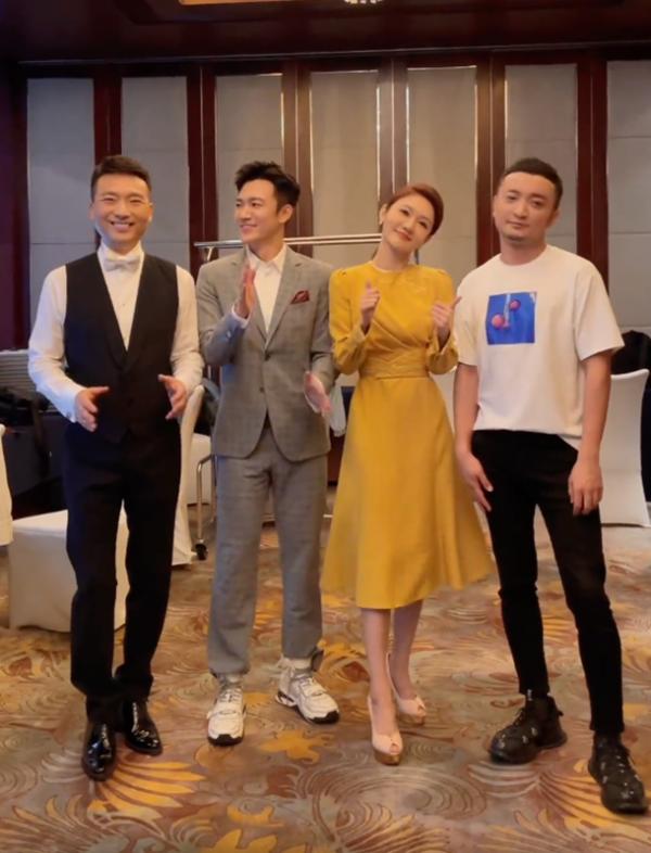 龍洋在央視真受寵，主持人合影她穿長裙站C位，康輝小尼分列兩邊