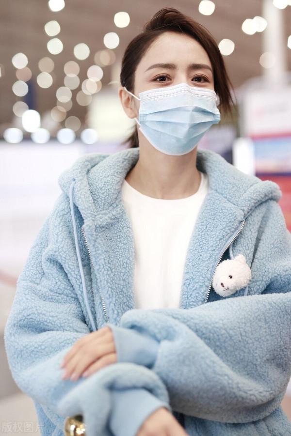 街拍:佟麗婭藍色毛絨外套+灰色運動褲+運動鞋+白色T恤可愛清純 街拍:佟麗婭藍色毛絨外套+灰色運動褲+運動鞋+白色T恤可愛清純