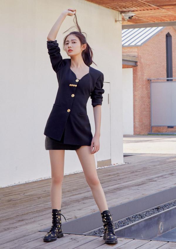 不愧是唐嫣“最寵”的藝人，穿西裝裙配刺繡短靴，筆直雙腿太搶鏡