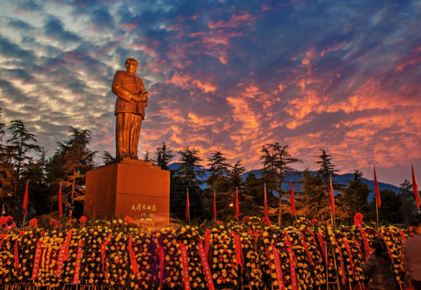 百年前，一位詩人經過韶山，留詩一首，百年後，一位偉人就此降生