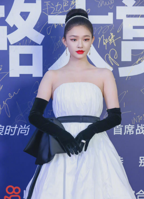 最新女星紅毯！蔣勤勤扮嫩、郭采潔翻車，楊冪用場外生圖美貌秒殺