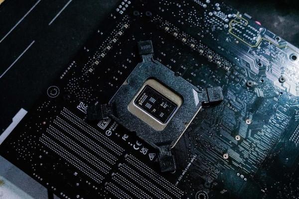 12代酷睿平民版風冷散熱器來了——超頻三東海R4000