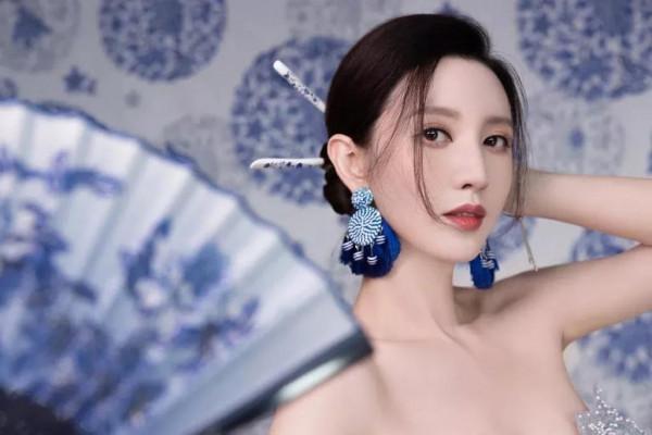 女星張萌之傳統青花套裝