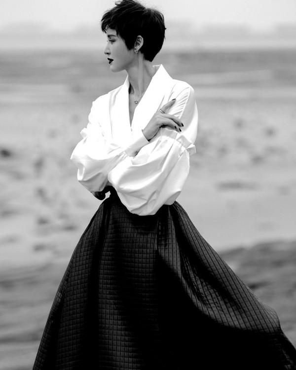 袁弘張歆藝夫婦金雞電影節期間拍攝寫真 黑白極簡造型展盎然之美