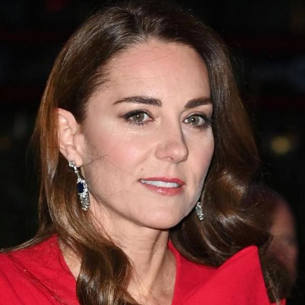 凱特穿蝴蝶結紅裙優雅甜美，戴王太后藍寶石耳環，和威廉對視有愛