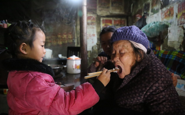 媽失蹤爸坐牢，6歲女孩撐起三代之家，13億人為她點贊加油