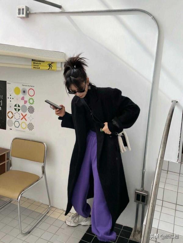 冬天一定要試一下黑+紫,簡約基礎又很神秘,出門輕易不會撞衫 冬天一定要試一下黑+紫,簡約基礎又很神秘,出門輕易不會撞衫