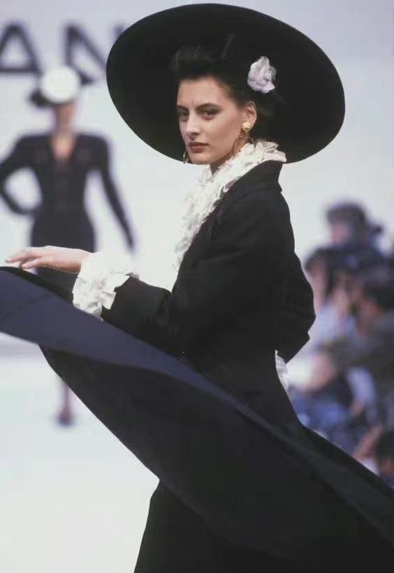 80年代的造型至今仍典雅，每一套都值得借鑑，不愧是最時髦的女人