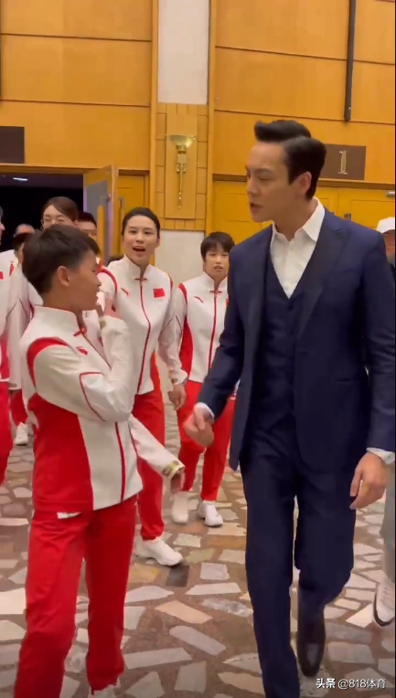 社交牛逼症!全紅嬋追星男神陳偉霆,自來熟講粵語,王涵:紅姐你去哪 社交牛逼症!全紅嬋追星男神陳偉霆,自來熟講粵語,王涵:紅姐你去哪