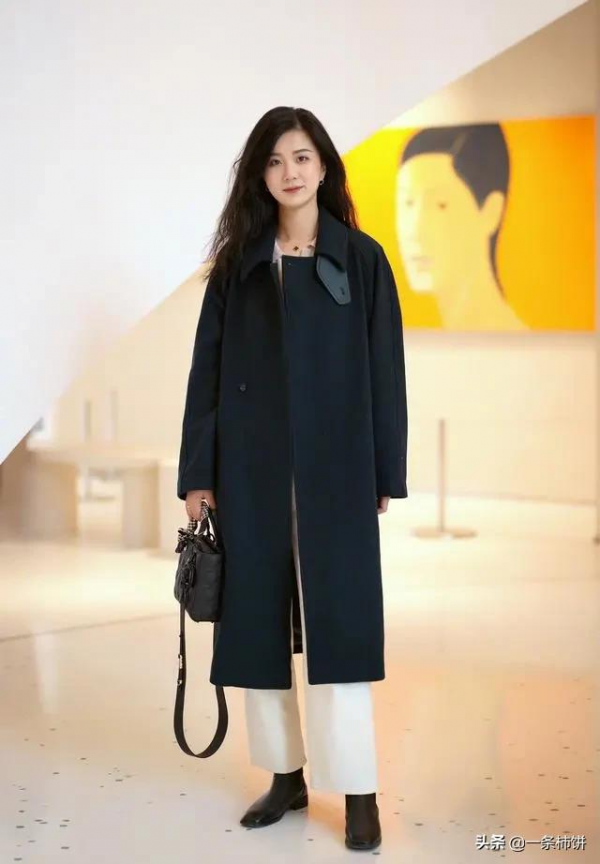 大衣和哪些褲子搭配更時髦？冬天通勤太沉悶換種思路，顯瘦又高挑