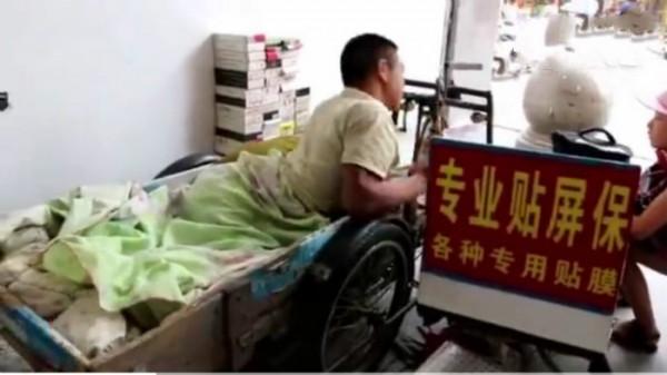 夏西偉:5歲時被生父家暴,落下終生殘疾,靠貼膜買下一套房 夏西偉:5歲時被生父家暴,落下終生殘疾,靠貼膜買下一套房