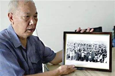 &OpenCurlyDoubleQuote;小平您好&rdquo;四字橫幅的前後故事：橫幅用的是床單，筆用的是抹布