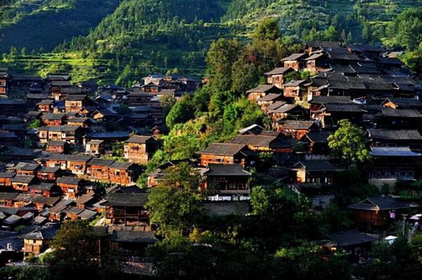 貴州一奇葩居民樓，造型超前似“烤麵筋”，小區環境優美成打卡地