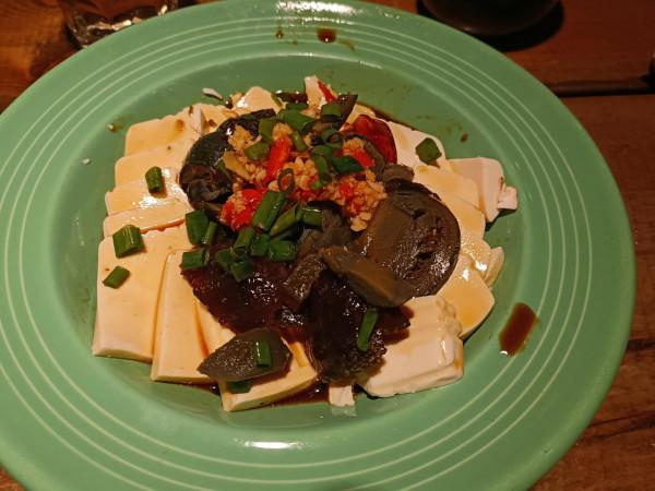 朋友請客吃飯，2人花268元點3個菜竟沒吃飽，回家還得吃泡麵頂餓