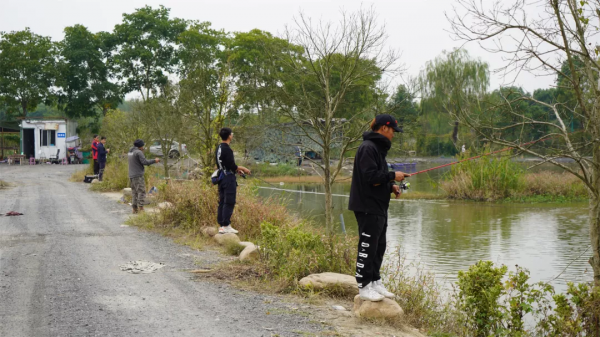 豪車停滿、買裝備花100多萬，釣魚是男人最後要佔領的高地？