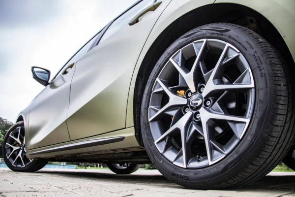 原廠改裝排氣,駕駛氛圍滿分,最近大熱的傳祺影豹到底怎樣? 原廠改裝排氣,駕駛氛圍滿分,最近大熱的傳祺影豹到底怎樣?