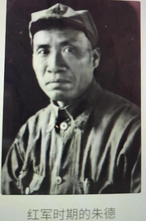 朱德總司令說:“球場就是戰場,沒有一點拼勁,怎能贏球呢?” 朱德總司令說:“球場就是戰場,沒有一點拼勁,怎能贏球呢?”