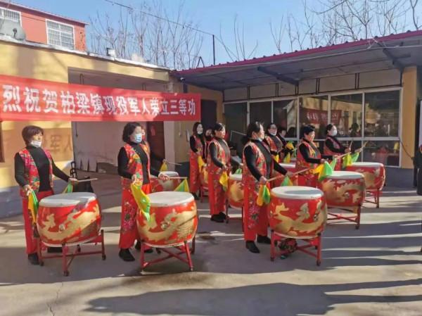 爆贊!火箭軍某部專派15人快馬加鞭送喜報 爆贊!火箭軍某部專派15人快馬加鞭送喜報