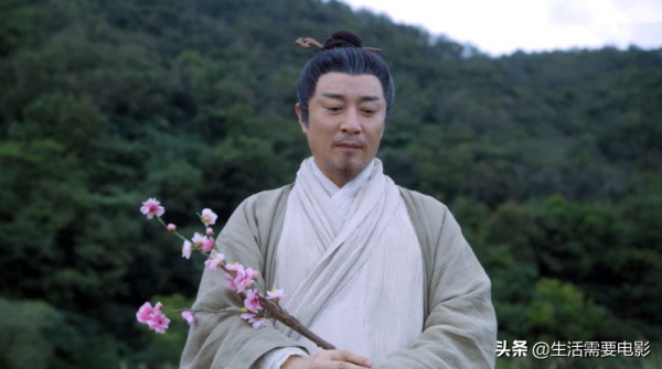 被稱為&OpenCurlyDoubleQuote;大俠專業戶&rdquo;，出道30年從無緋聞，謝曉峰到鄧太阿依舊帥