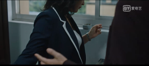 抽空氣還能吐煙?《八角亭迷霧》把演員手裡的煙P掉了… 抽空氣還能吐煙?《八角亭迷霧》把演員手裡的煙P掉了…