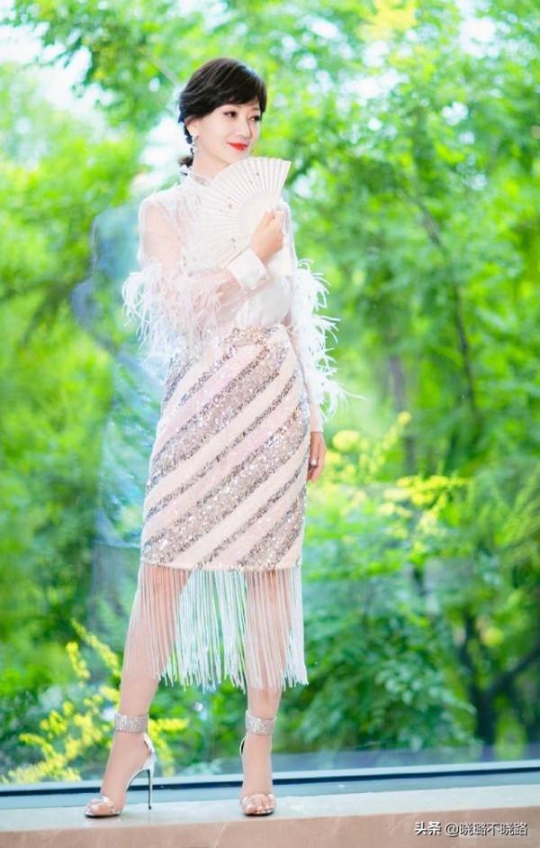 女人50歲以後，不管穿褲子還是裙子，少穿這2種鞋子，低階沒氣質