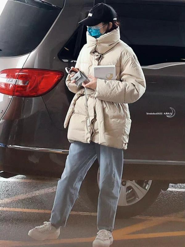 裹得嚴嚴實實的熱巴，穿束腰高領羽絨服