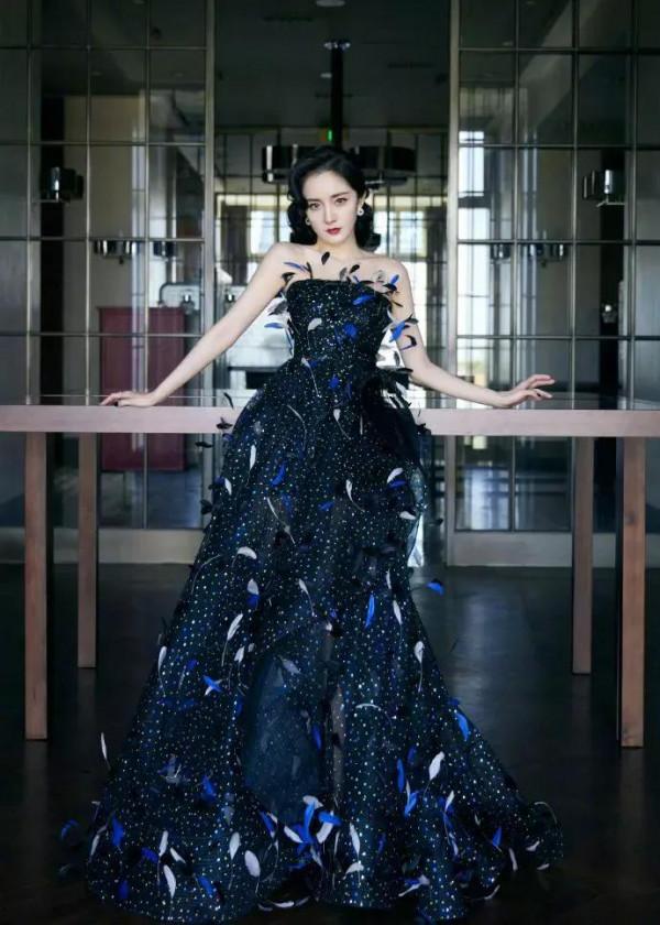 楊冪的羽毛裙走紅，法式大卷發配小黑裙，一雙狐狸眼太勾人了