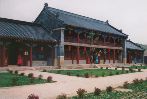 內蒙古一奇特景點，為清朝王爺府邸，規模宏大布局精巧建築壯觀