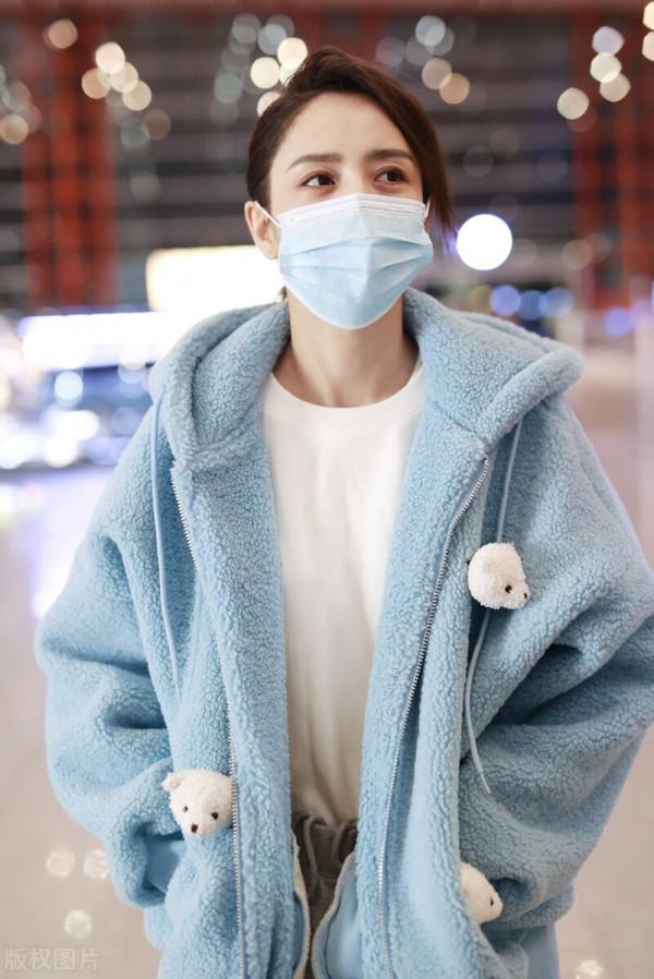 街拍:佟麗婭藍色毛絨外套+灰色運動褲+運動鞋+白色T恤可愛清純 街拍:佟麗婭藍色毛絨外套+灰色運動褲+運動鞋+白色T恤可愛清純