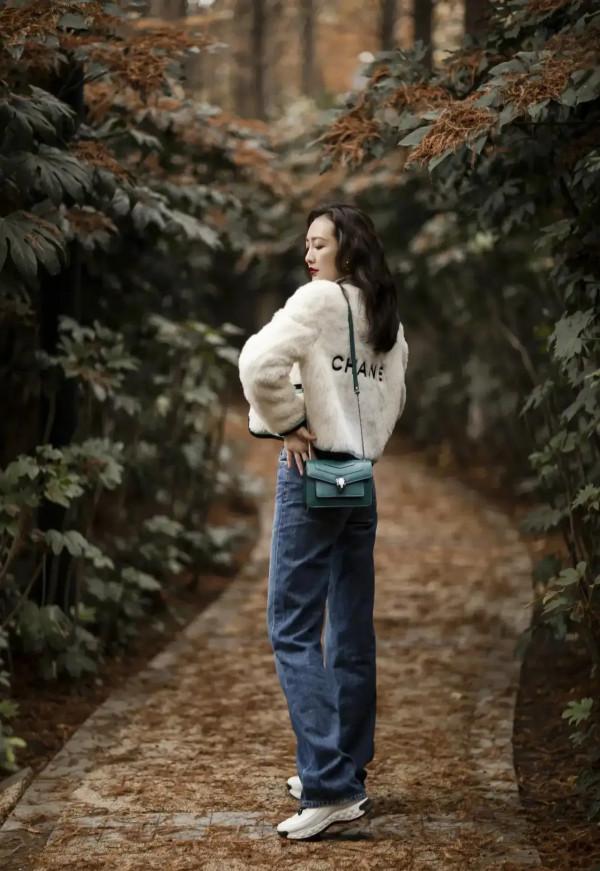 王鷗穿毛絨外套也不顯胖，搭配高領衫和牛仔闊腿褲，身材比太優秀