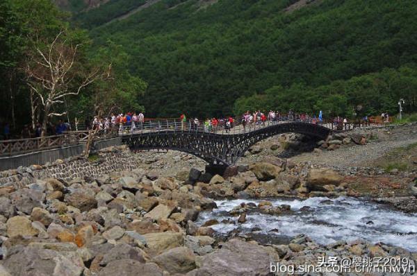 為什麼長白山瀑布遊客不能近身觀賞(圖) 為什麼長白山瀑布遊客不能近身觀賞(圖)