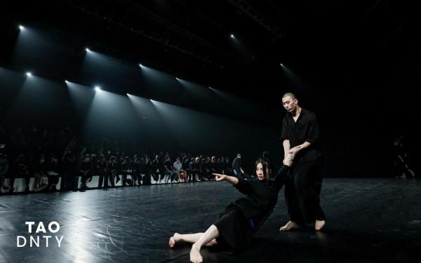 魔性舞蹈引發全網模仿,阿朵:大家已經超越了我丨專訪 魔性舞蹈引發全網模仿,阿朵:大家已經超越了我丨專訪