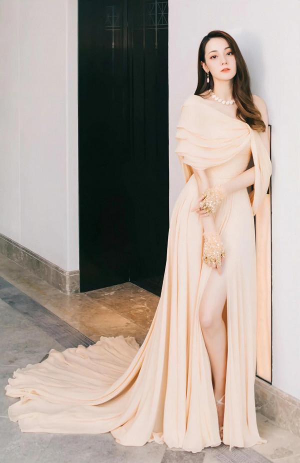 女神大比第一期，迪麗熱巴VS古力娜扎，全超清大圖，你更支援誰？