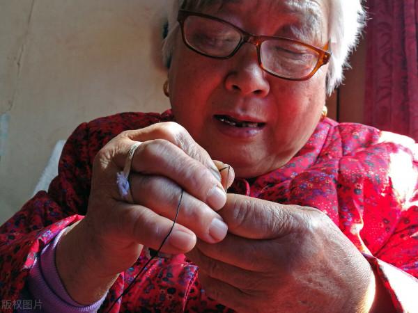 奶奶不識字，誤把奶粉當成洗衣粉，用它擦背，越擦越膩