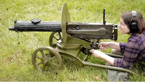 每分鐘射速3000發！跑車王國的傳奇輕武器，全世界第一把衝鋒槍