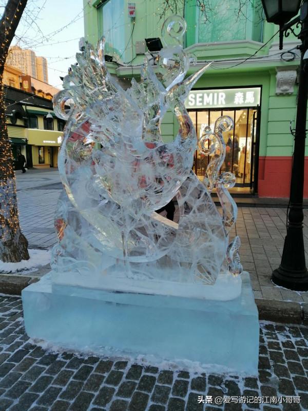 到達中央大街時氣溫很低，於是吃一根老牌的馬迭爾冰棒溫暖自己