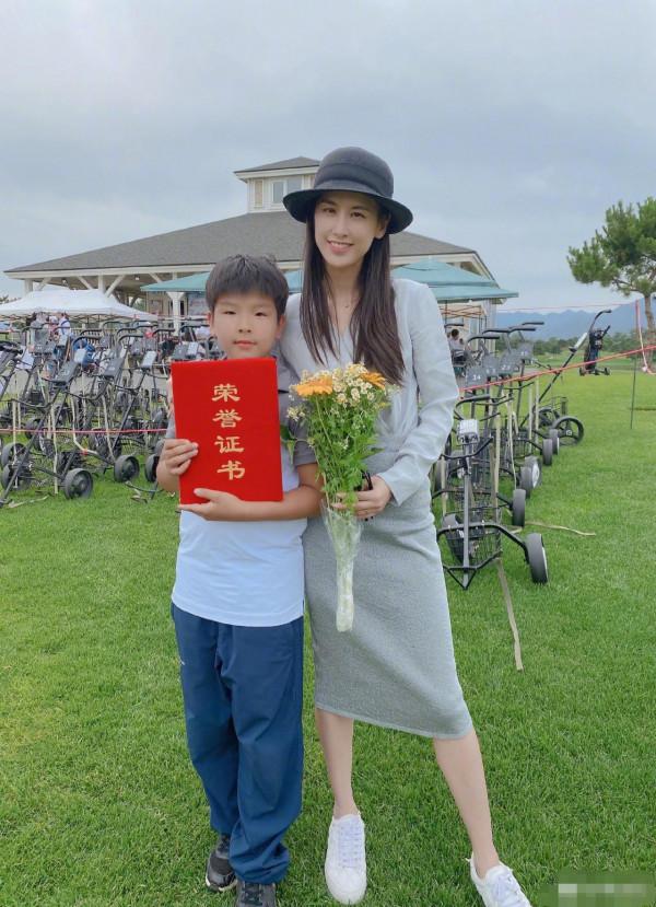 黃聖依帶大公子打卡環球影城，兒子小眼睛像爸爸，母子同框似姐弟