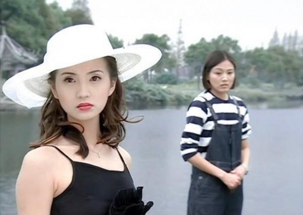 “萬人迷”陳好近況曝光，戴眼鏡素顏露面，退圈後當起中戲老師