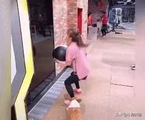 主人和柯基一起做平板支撐，走近一看卻發現狗狗睡著了