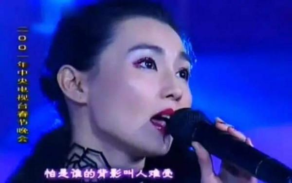 春晚40年女星造型史，前衛絕美的開創時尚，混進奇怪好笑的更搶戲