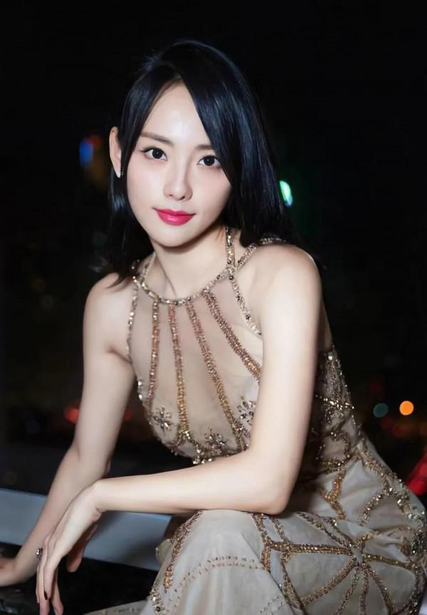 今日美圖博君一笑,張嘉倪是個脫俗優雅清新靚麗的美人 今日美圖博君一笑,張嘉倪是個脫俗優雅清新靚麗的美人